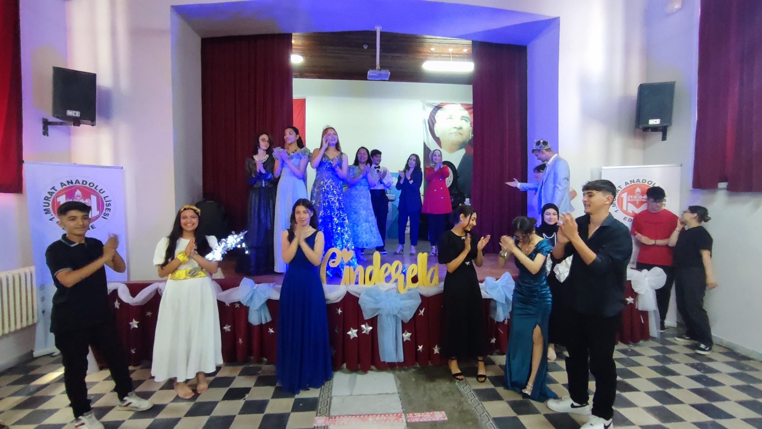 Öğrencilerden İngilizce tiyatro resitali