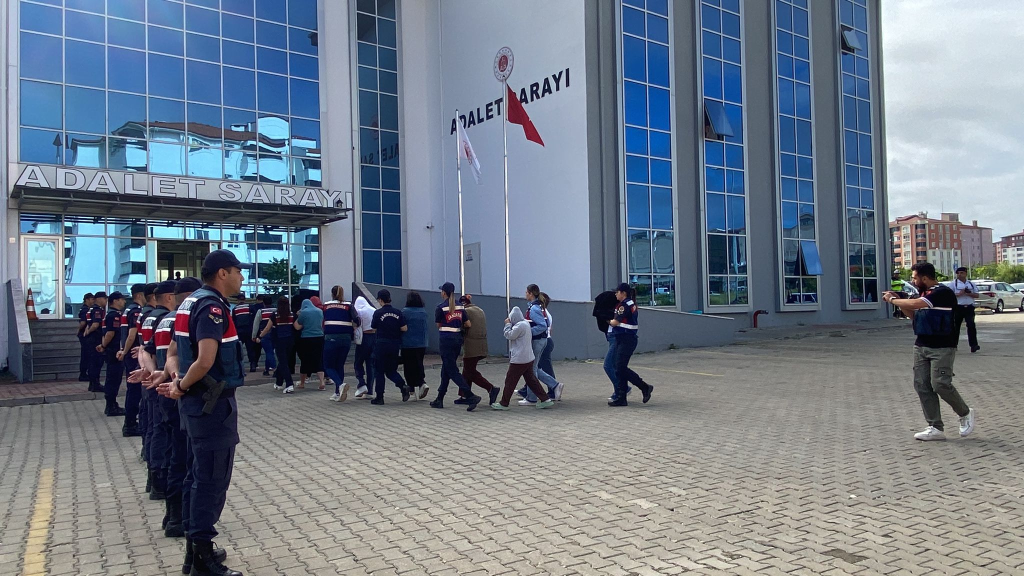 Fuhuş operasyonunda 10 gözaltı: 12 kadın kurtarıldı