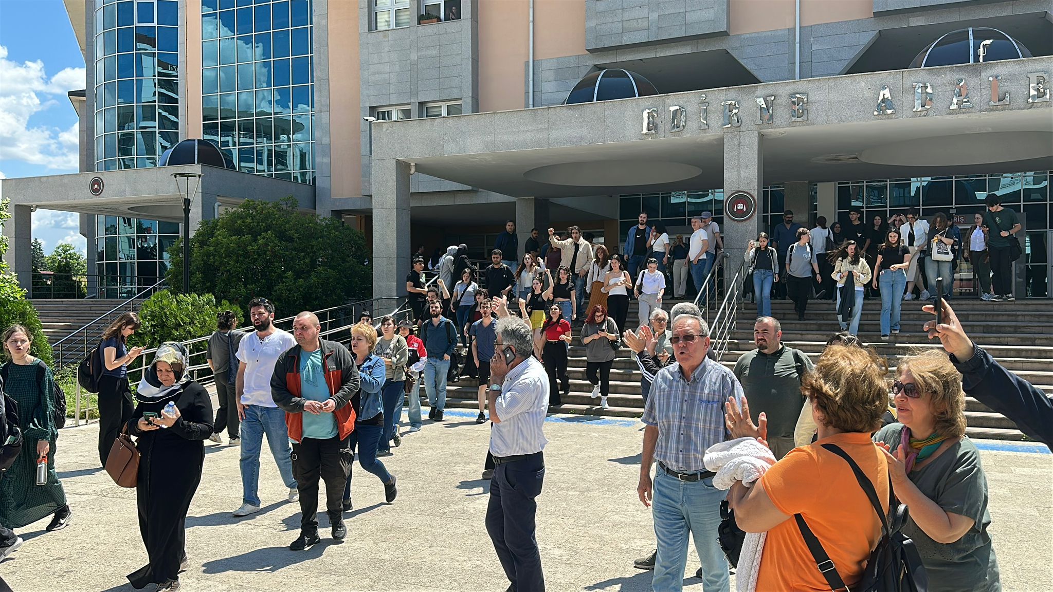 İmamoğlu eylemlerinde tutuklanan gençlere tahliye