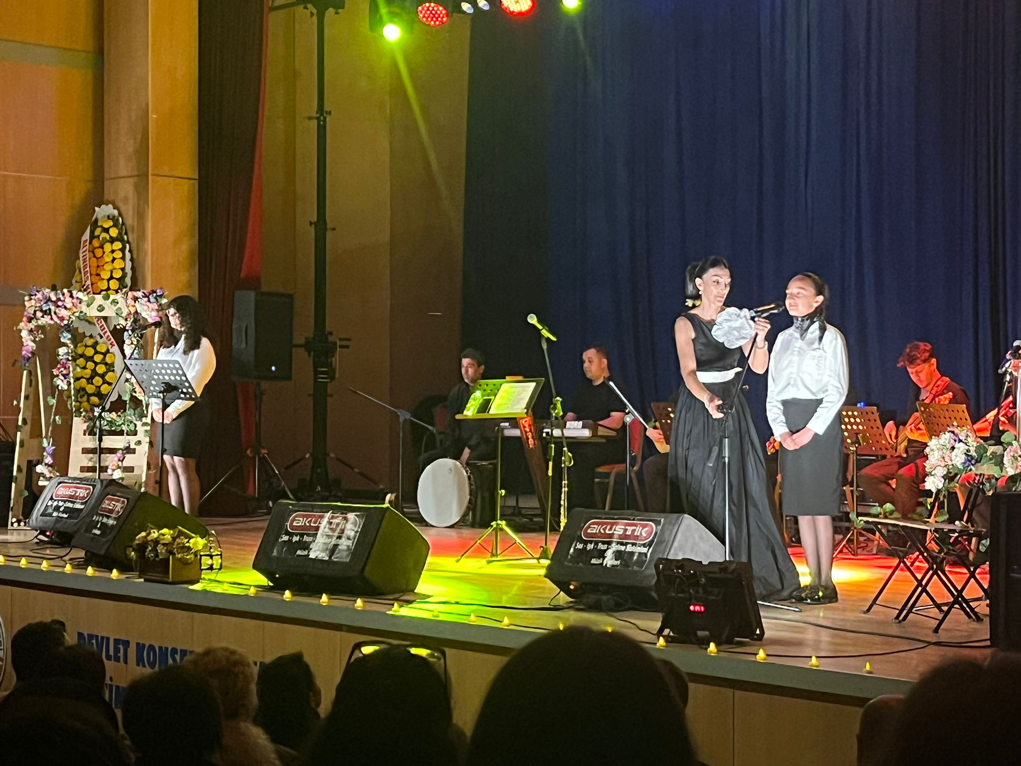 Öğrencilerden şiir ve müzik dolu gece