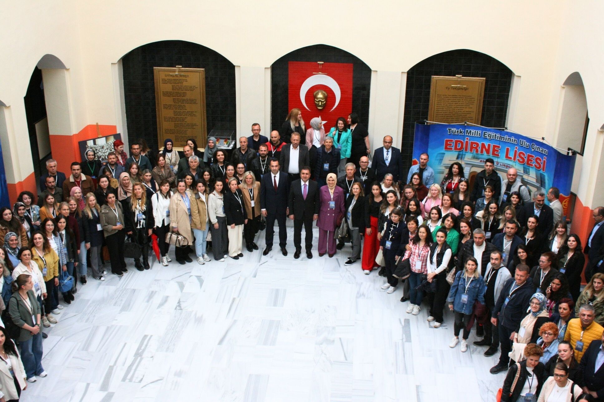 Bu kez öğretmenler sıralara oturdu