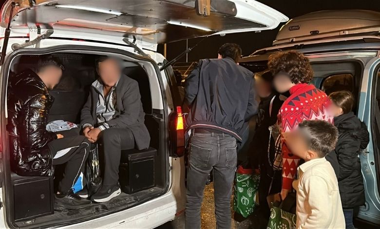 İki araçta 18 düzensiz göçmen yakalandı