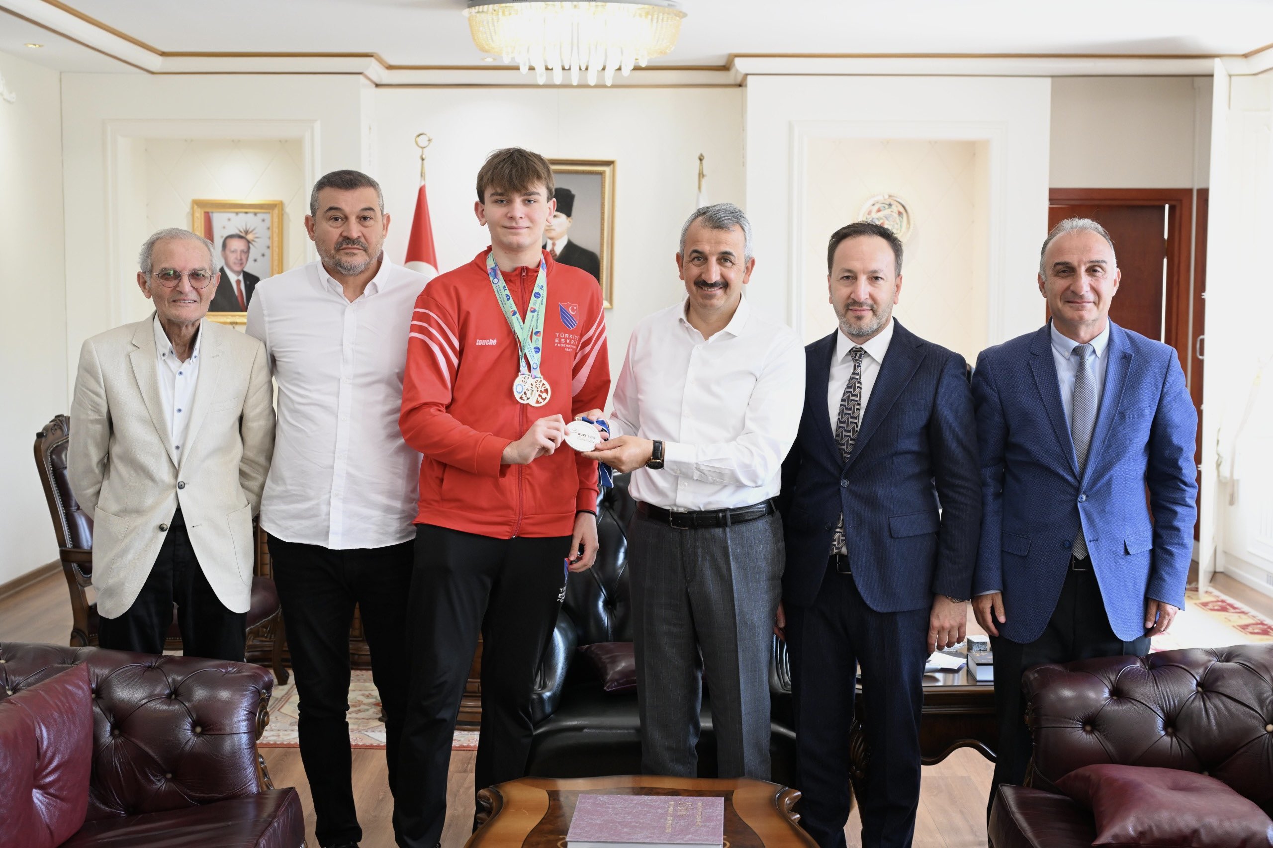 Dünya ikincisi Berrak’dan Vali Sezer’e ziyaret