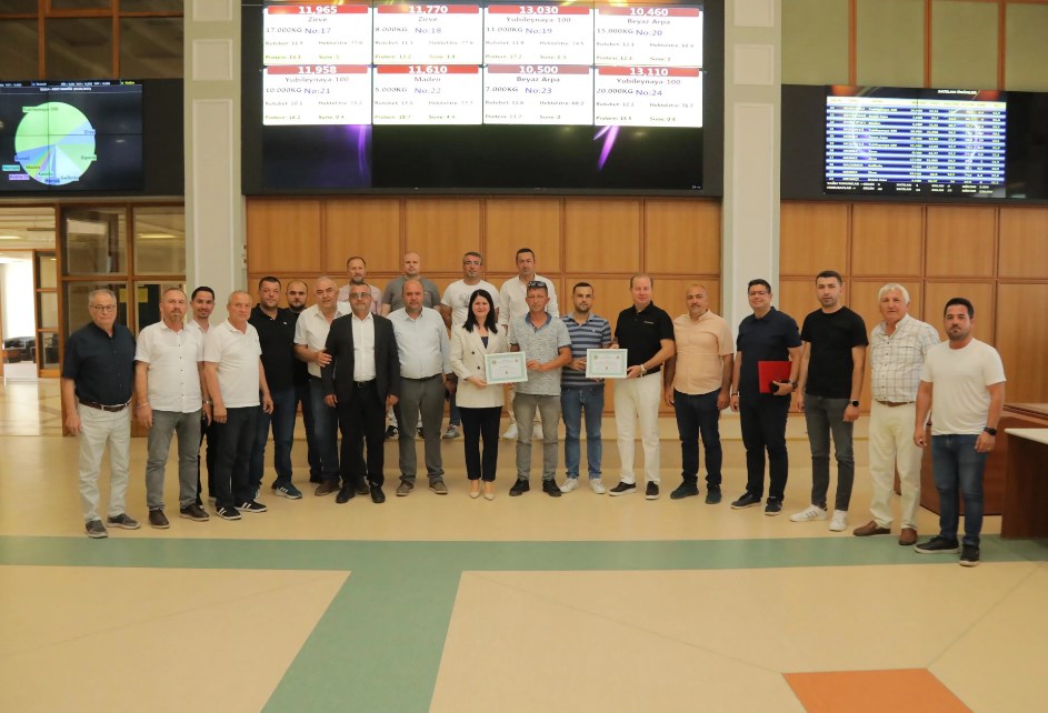 Kız öğrencilere burs için ilk hasat 