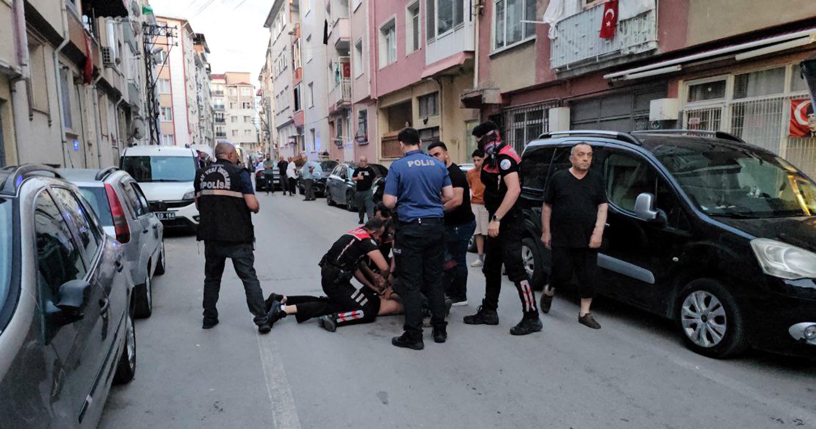 Sokak ortasında kanlı hesaplaşma; 5 yaralı