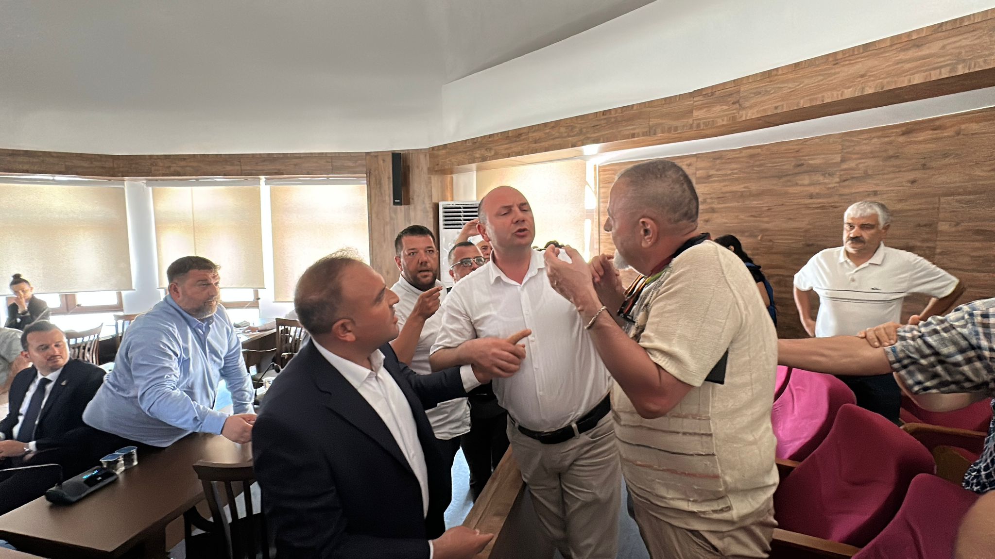 Mecliste tartışmalı tahsise protesto!