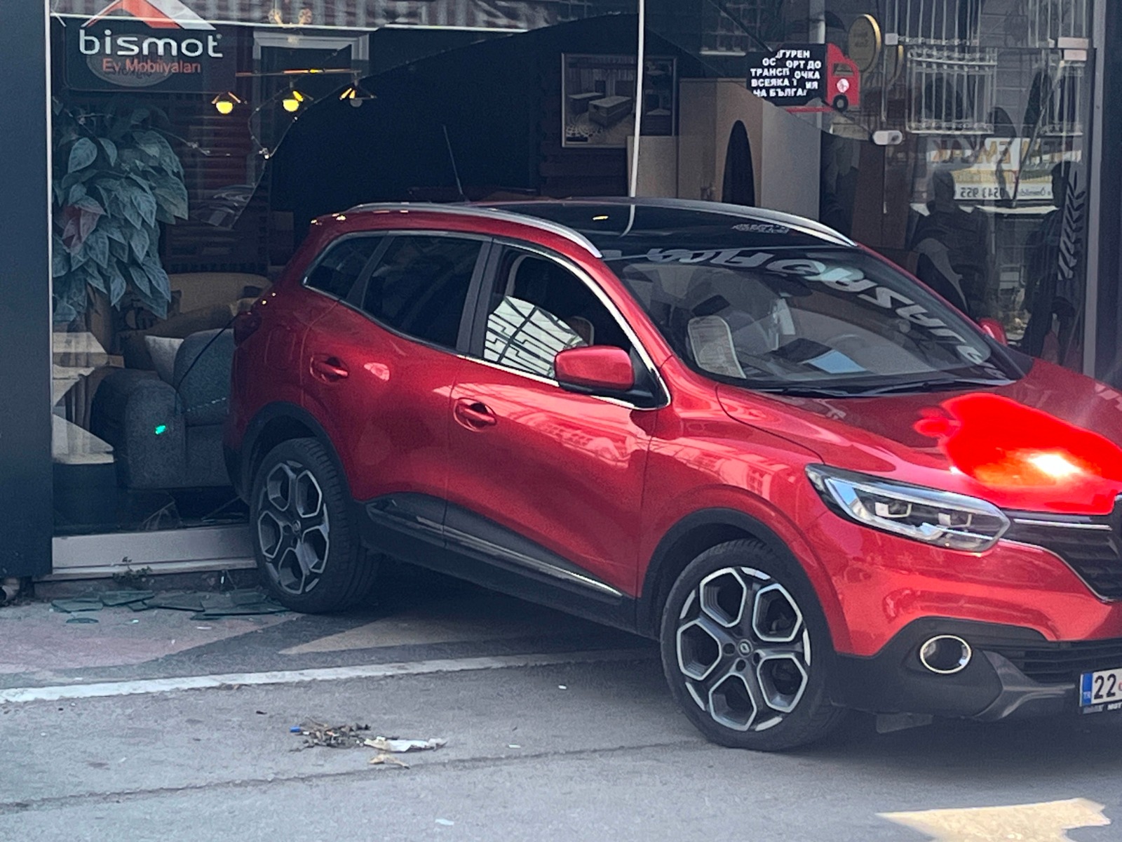 Araç mobilya mağazasına daldı