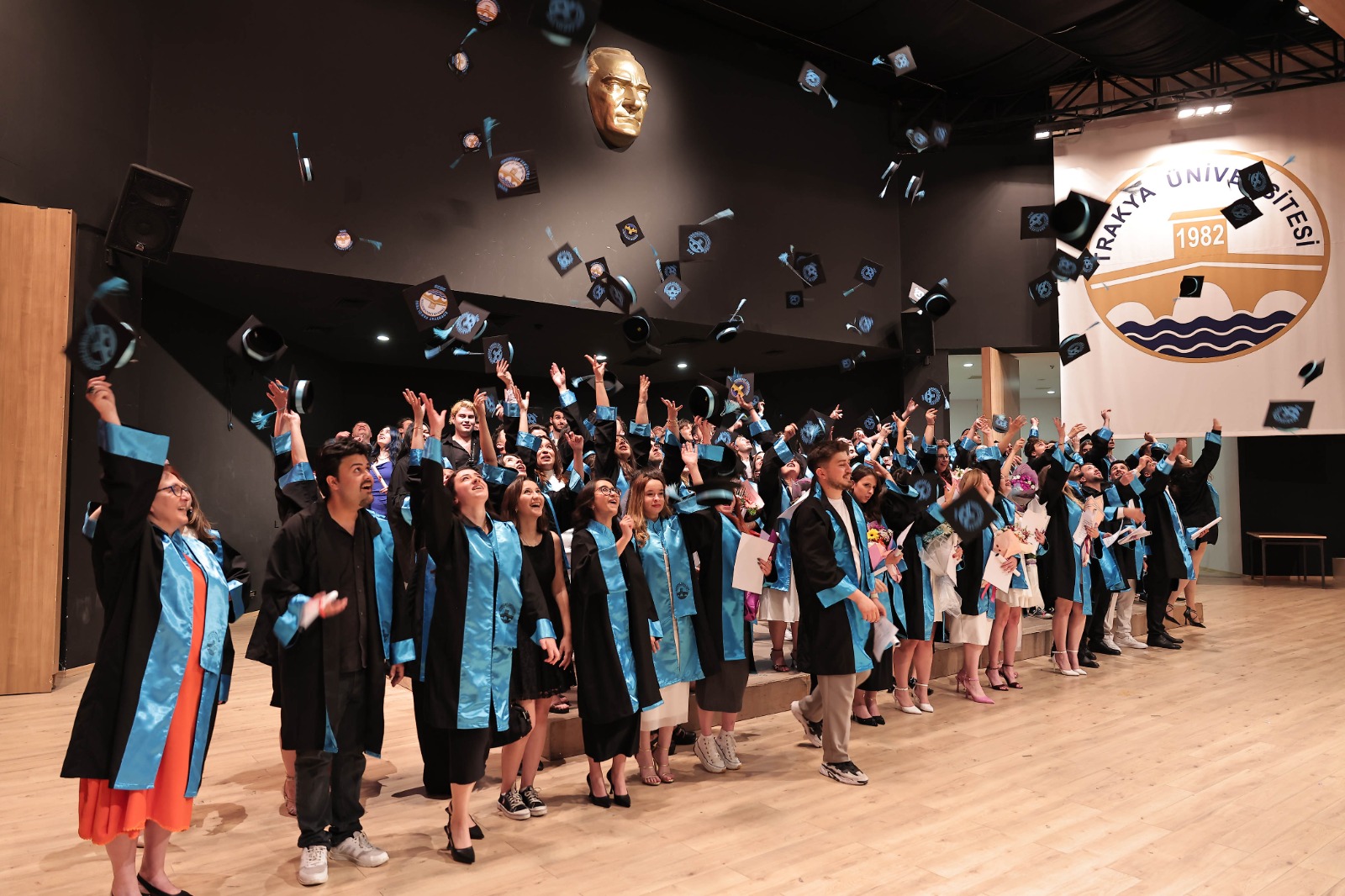 Edebiyat Fakültesi mezunlarını uğurladı