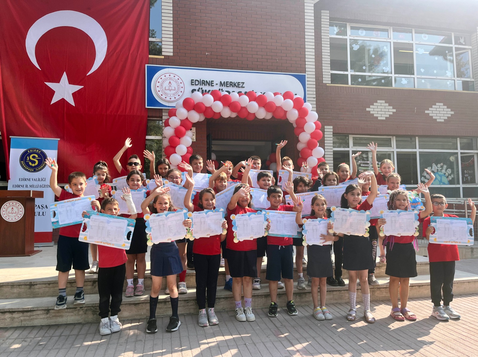 55 bin 188 öğrenci karnesini aldı