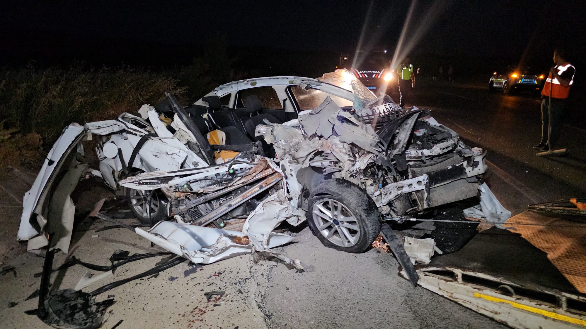 TIR'a çarpan araç hurdaya döndü: Sürücü ağır yaralı