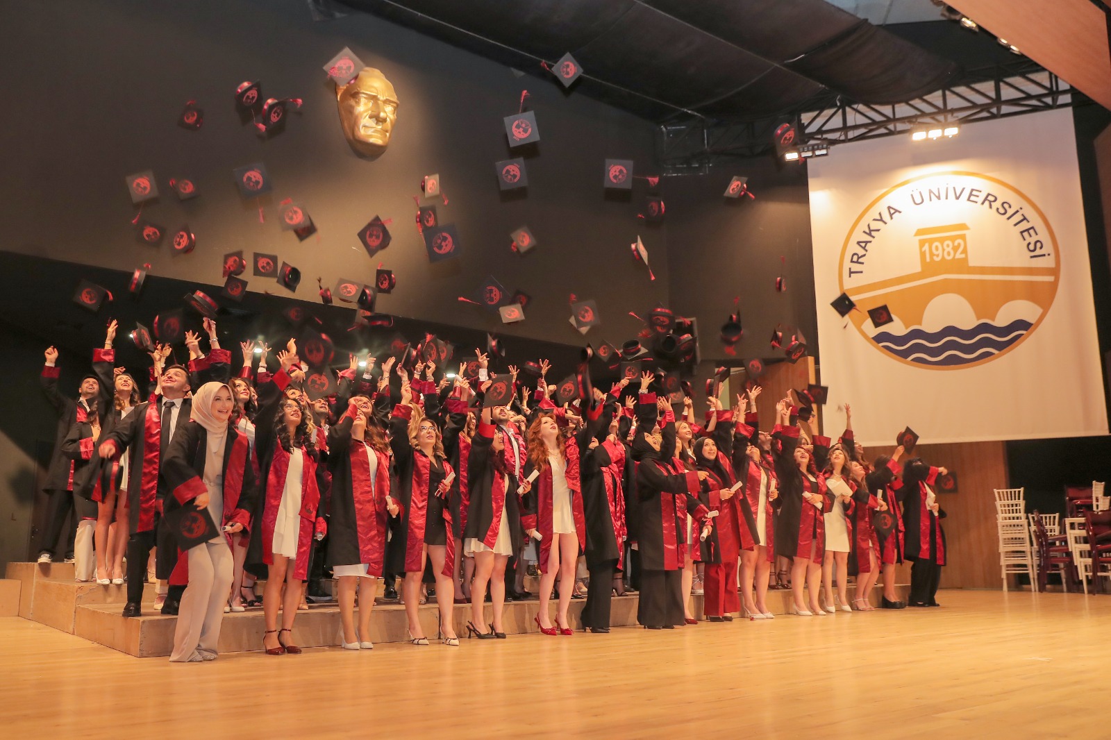 Trakya Üniversitesi Diş Hekimliği’nde mezuniyet sevinci