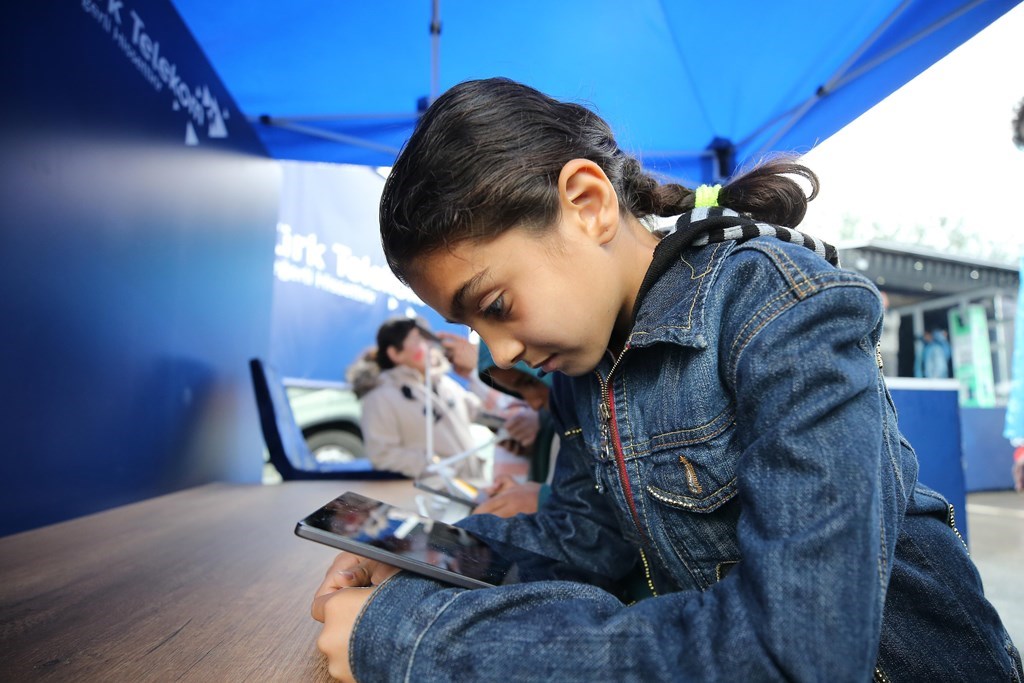 Çocukları dijital risklerden korumak için iki yeni rehber