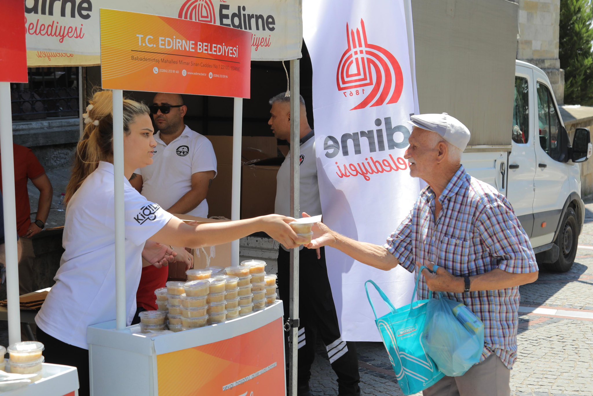 Belediyeden aşure ikramı 