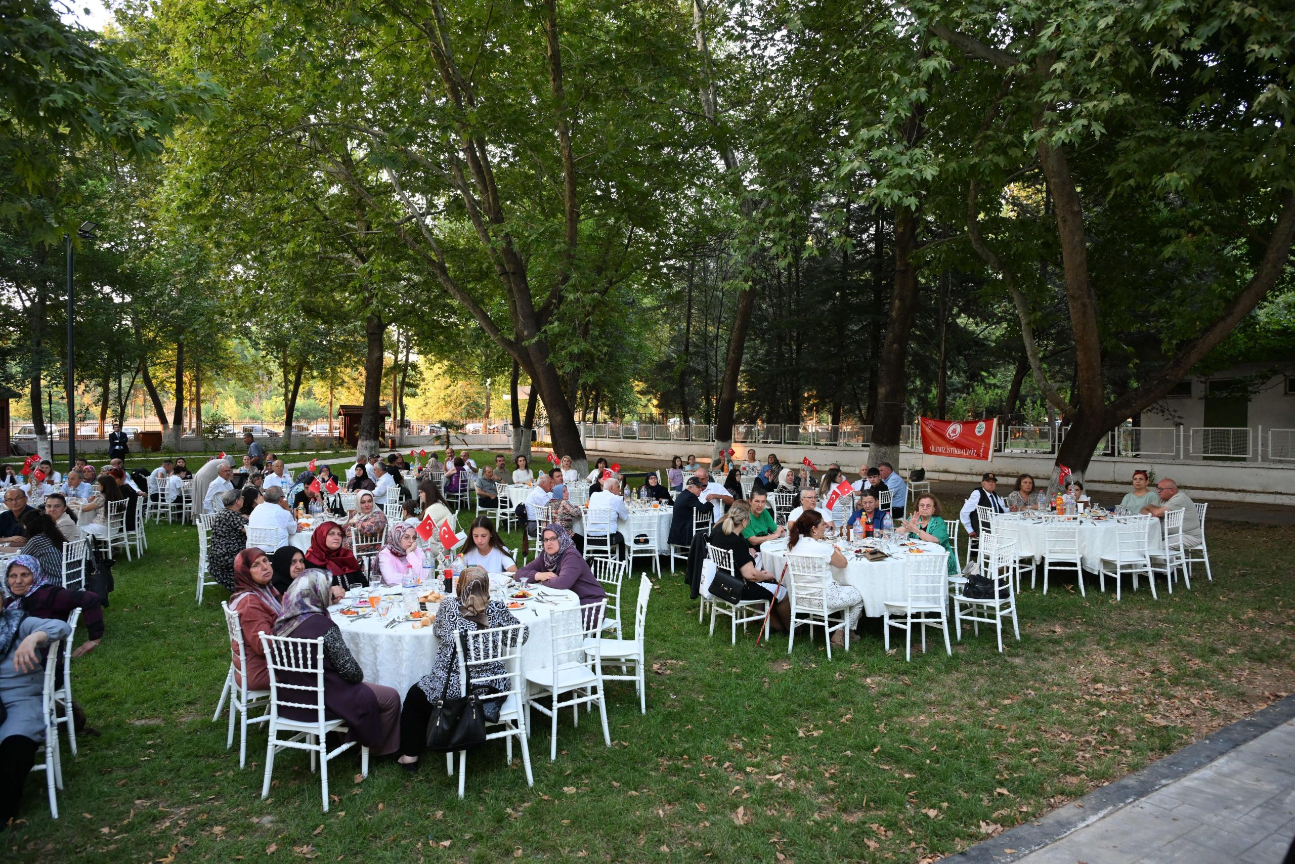 Şehit aileleri ve gaziler yemekte bir araya geldi