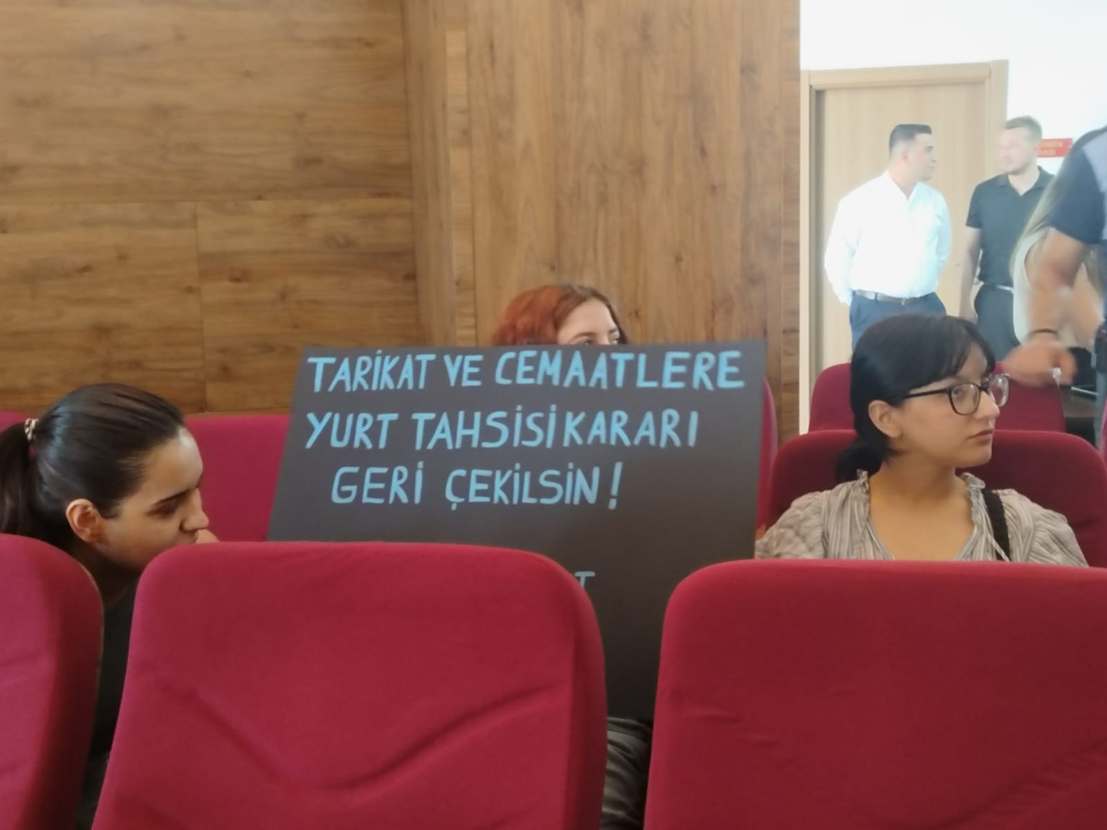 Belediye Meclisi’nde protesto gerginliği!