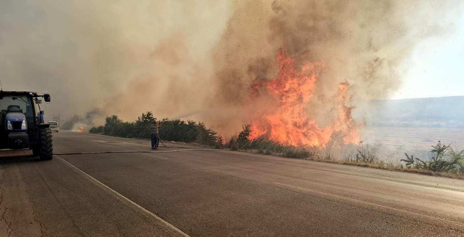 Sınır yolunu kapatan yangın!