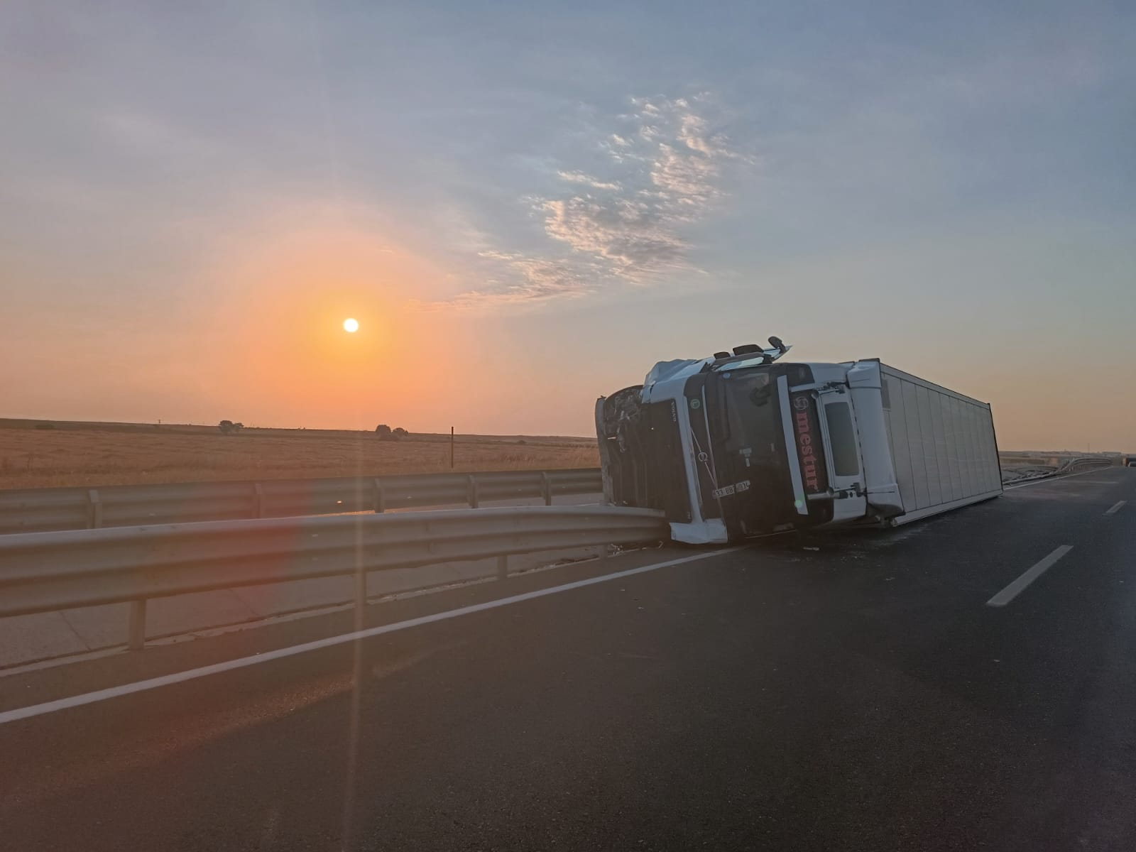 Edirne’de alkollü sürücü kamyonla devrildi