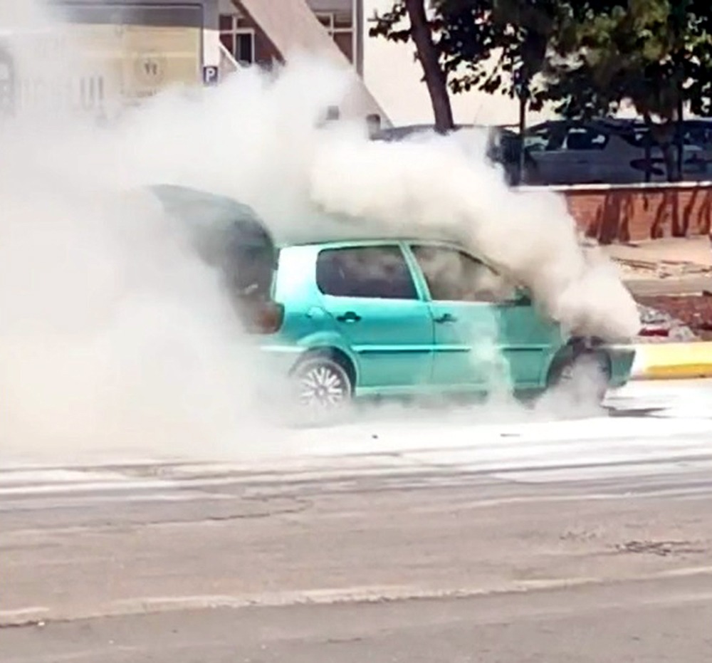 Otomobil bir anda alev topuna döndü