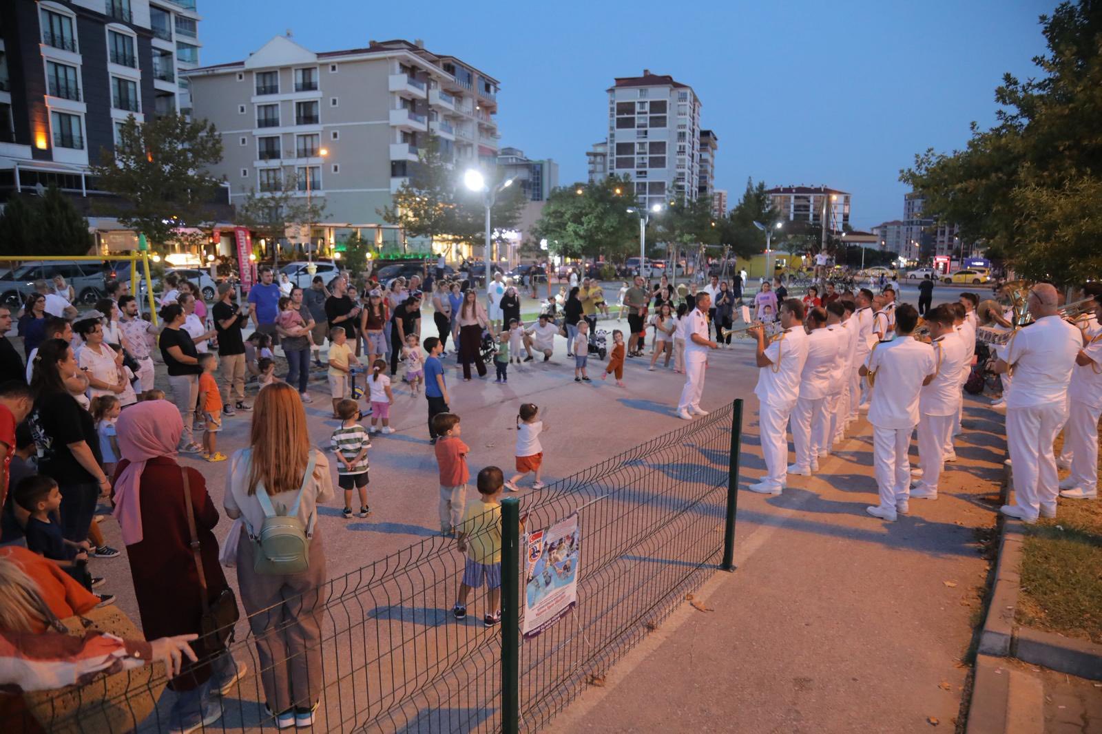 Parklarda 'bando' coşkusu
