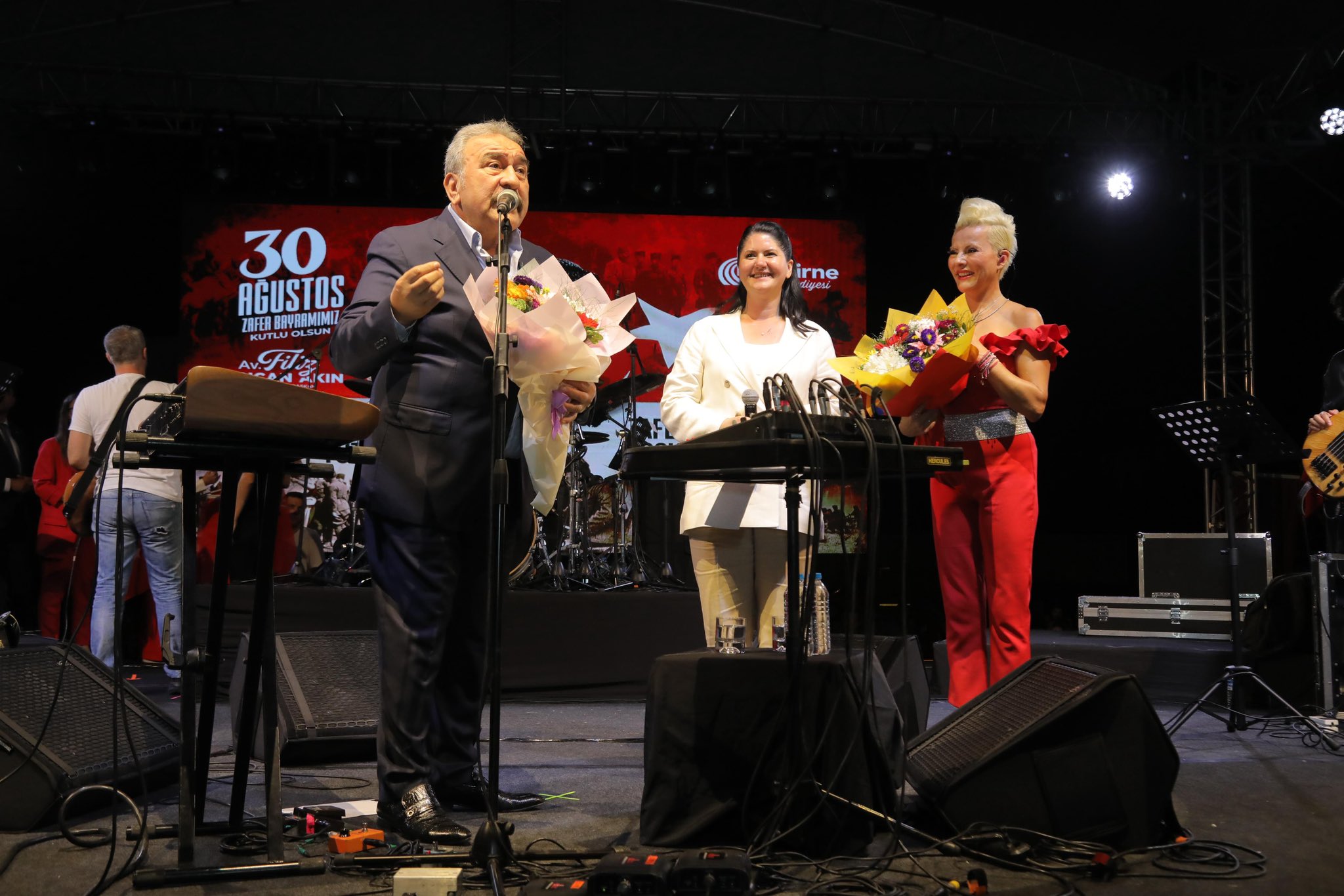 Zafer Bayramı’nda Ümit Besen ve Pamela sahne aldı