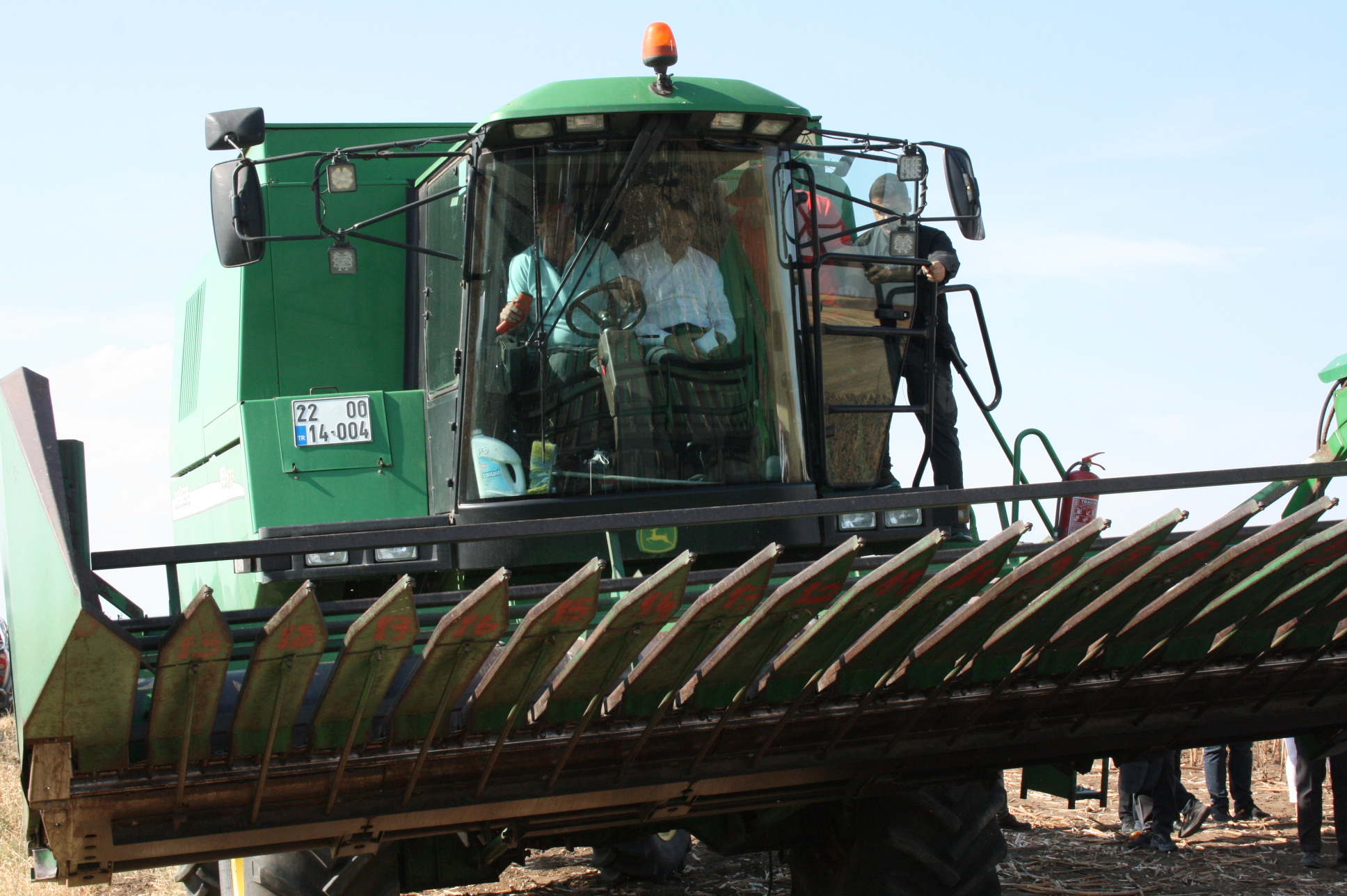 Vali Sezer ayçiçeği hasat etti