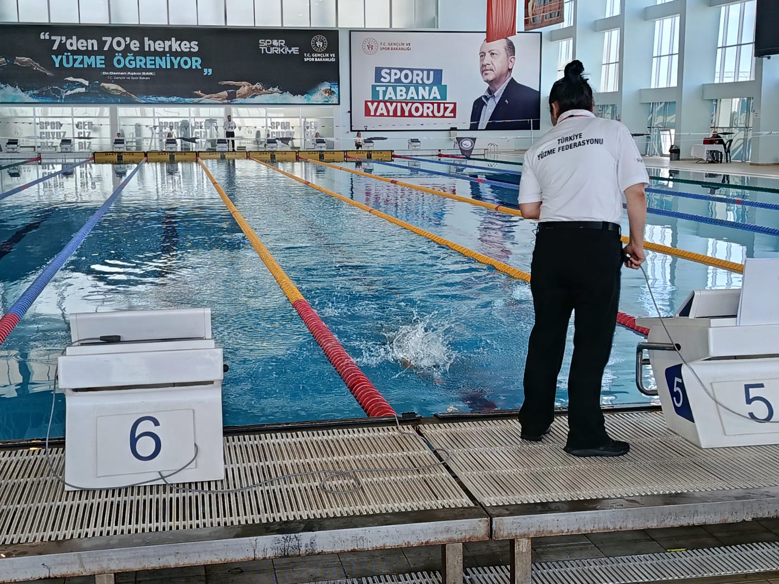 Yüzmede 'baraj geçme' mücadelesi