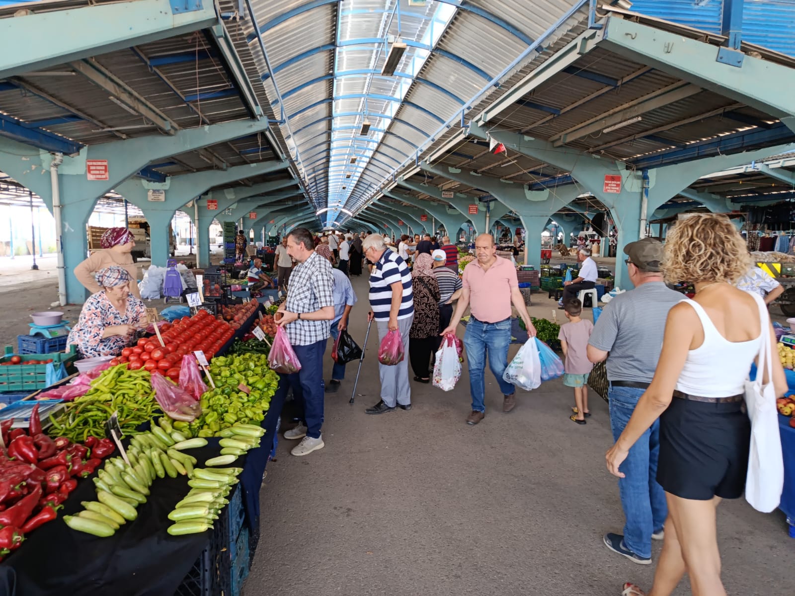 Sebze ve meyve pazarı yeniden canlandı