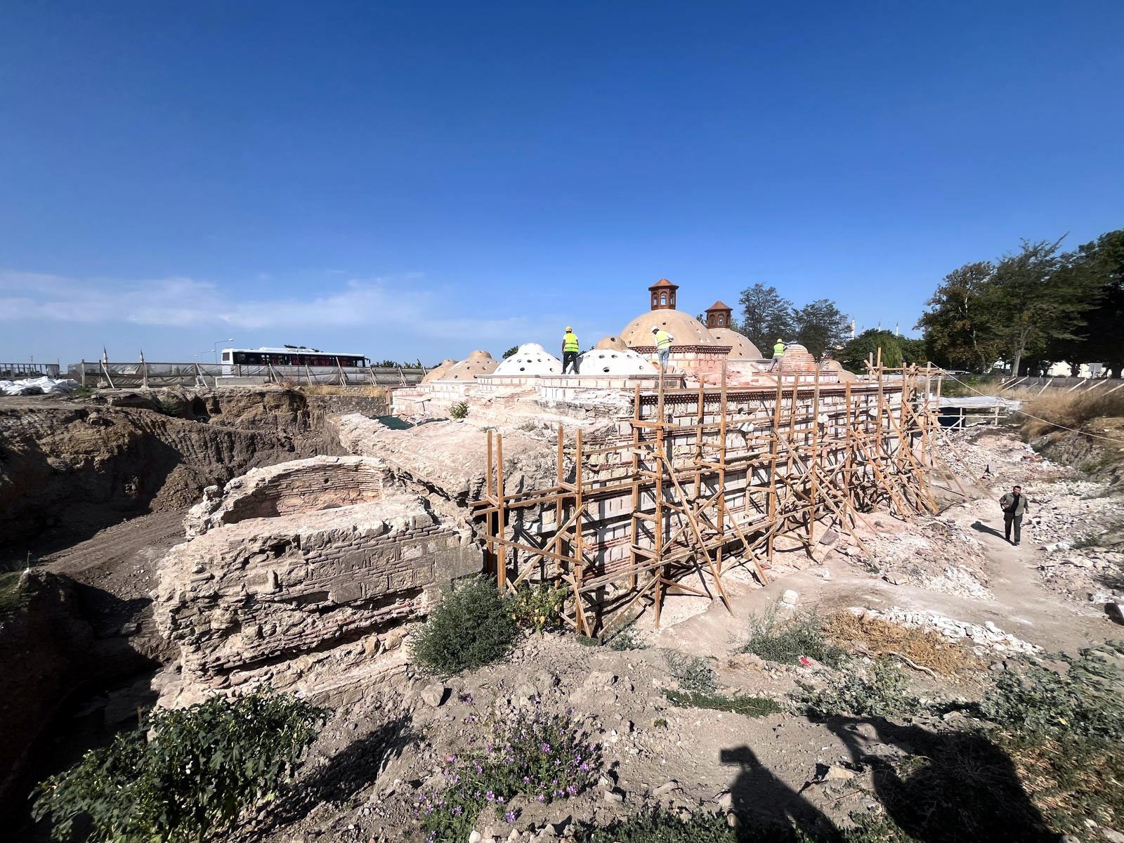 Harabe haldeki hamam küllerinden doğuyor!