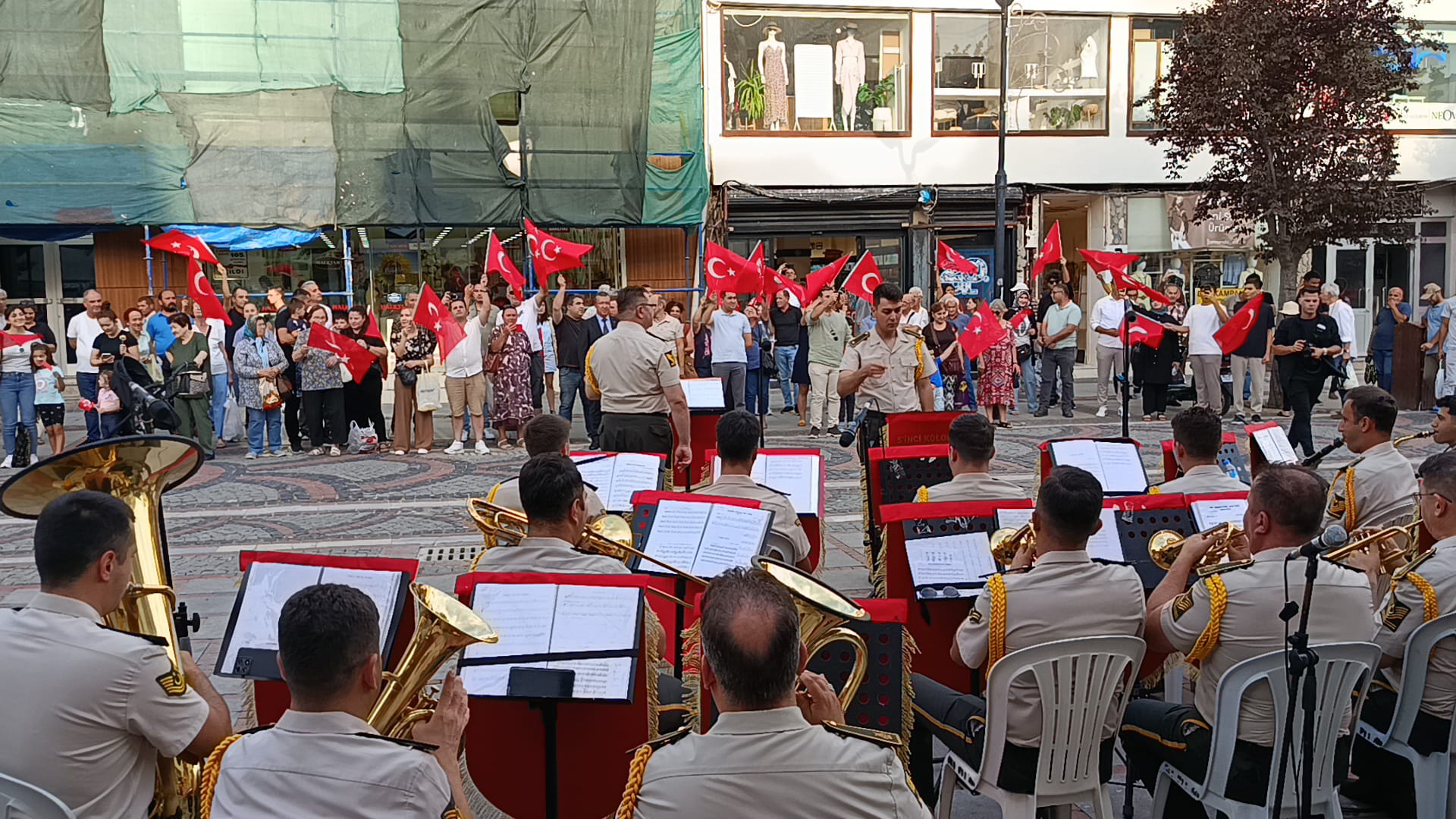 Saraçlar Caddesi’nde 'Zafer' marşları yankılandı