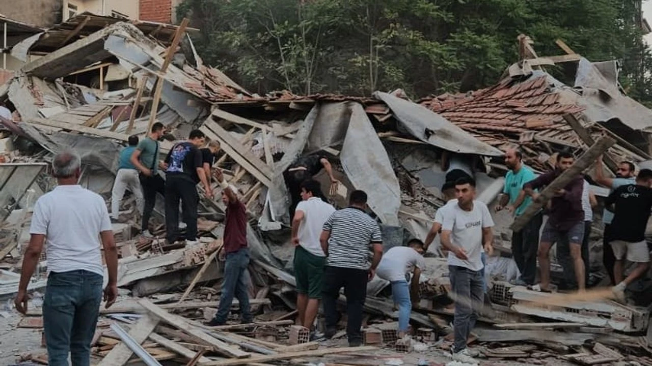 Yıkılan binanın müteahhit ve bina sahibi gözaltında