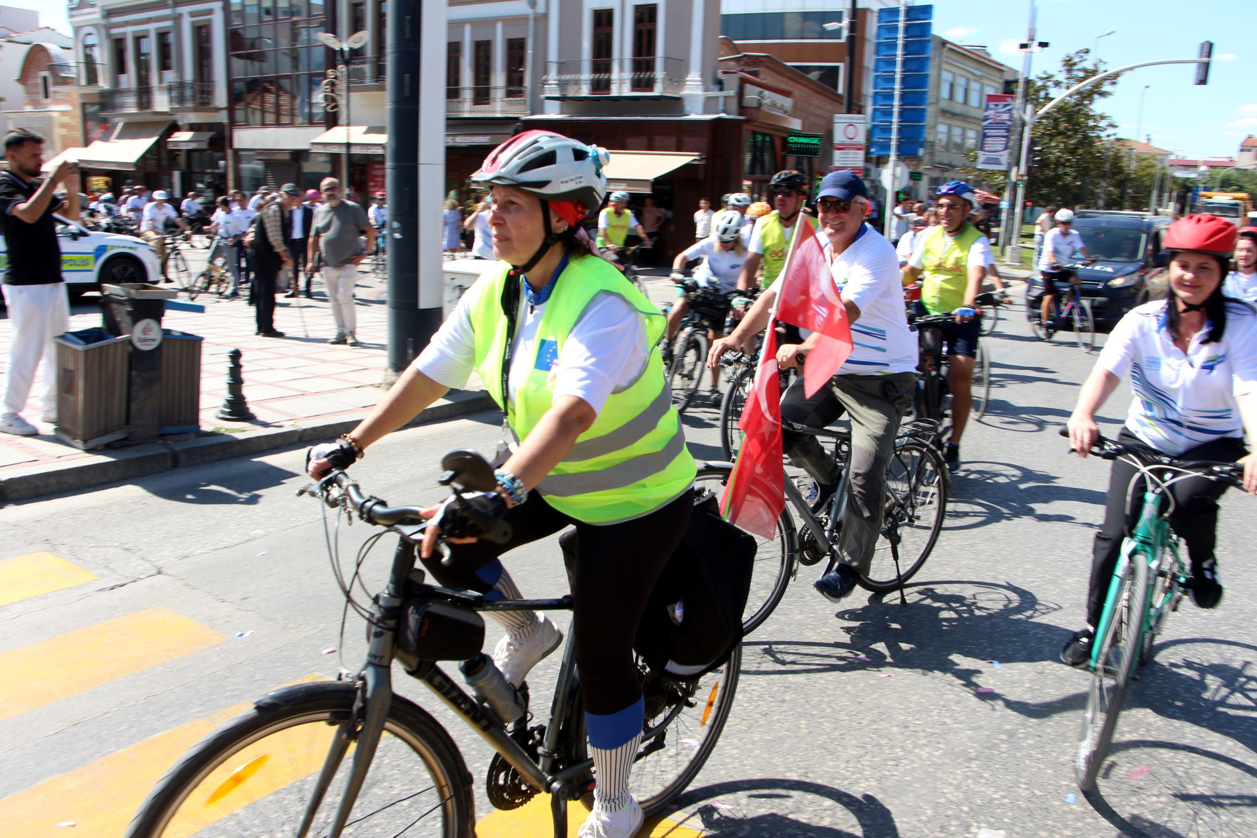 Pedallar dostluk için çevrildi