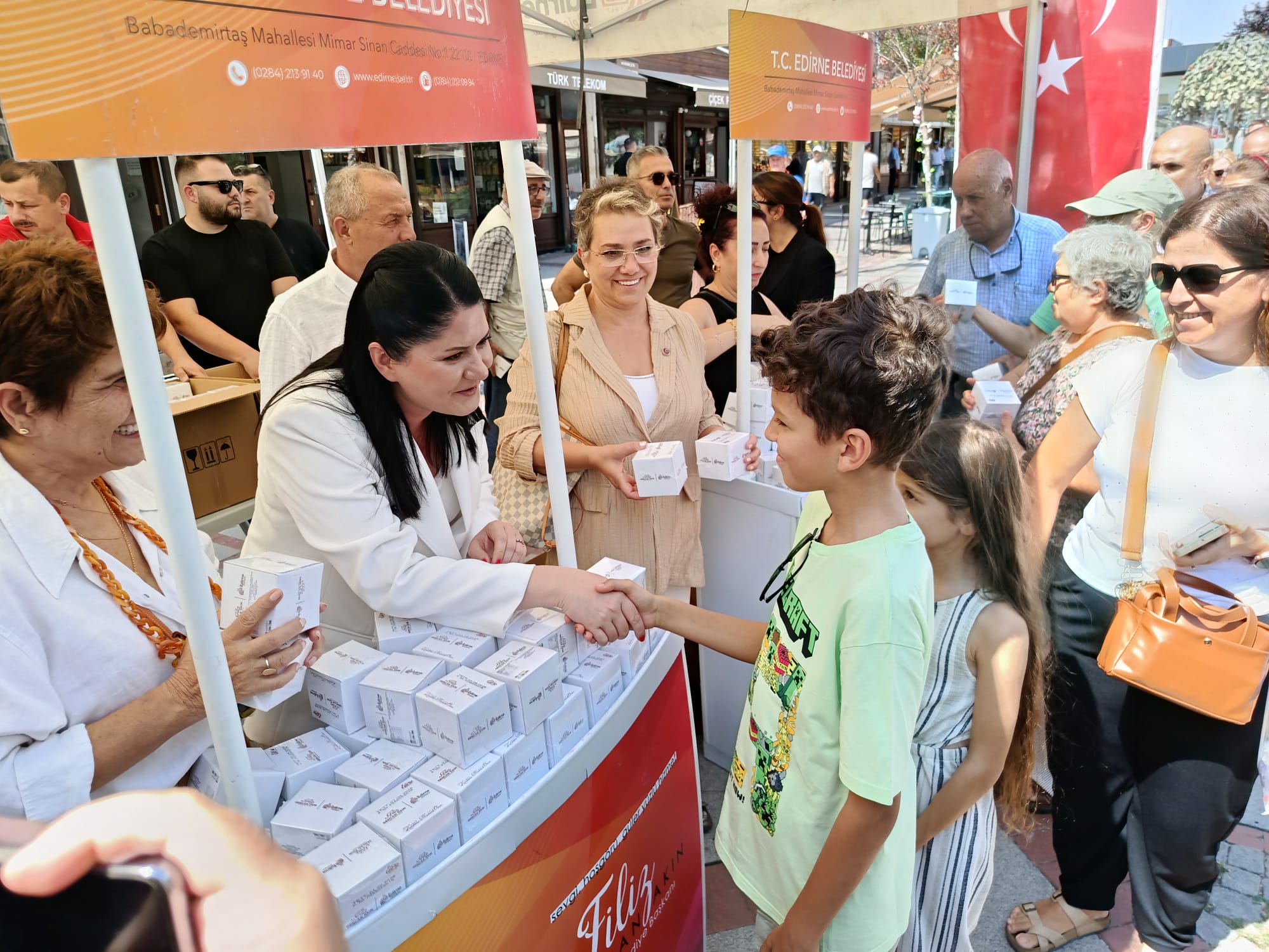 Gencan Akın'dan kandil simidi ikramı