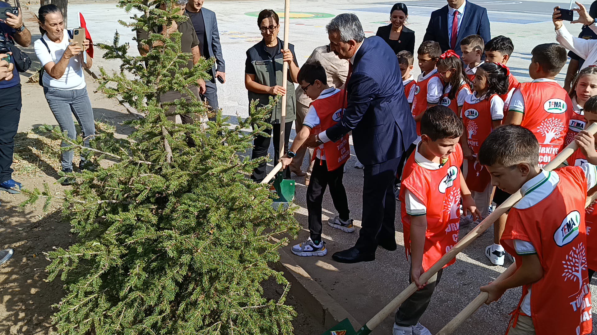 Vali Sezer’den miniklere ilk derste fidan hediyesi