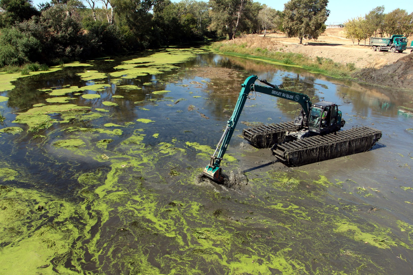 Tunca'da kuraklığın izlerine temizlik
