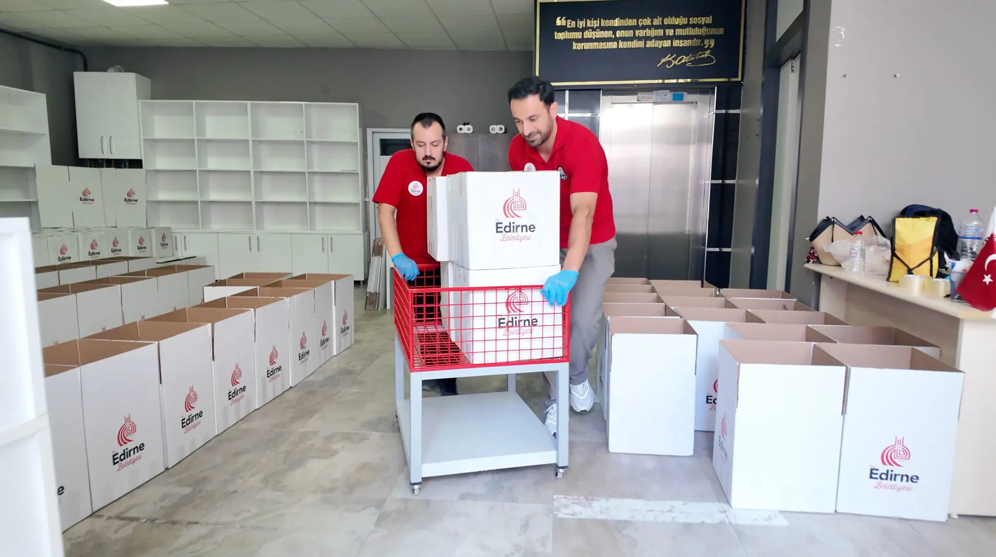 Belediyeden 1144 aileye gıda kolisi