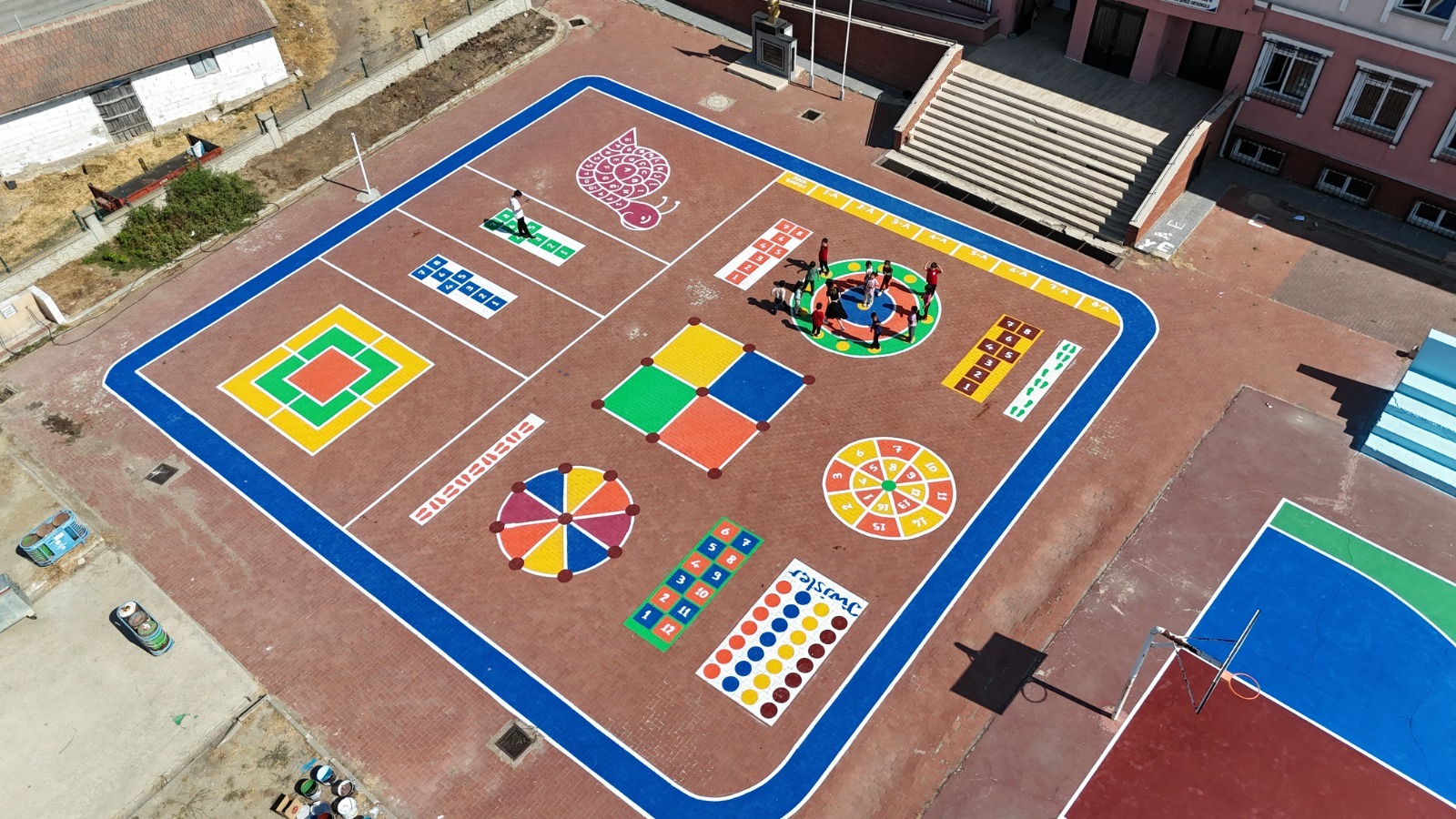 Köy muhtarından öğrencilere jest!