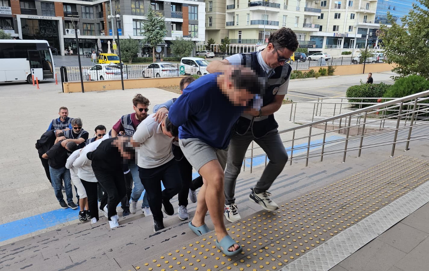 Şehit ailesini dolandıran şüpheliler adliyede