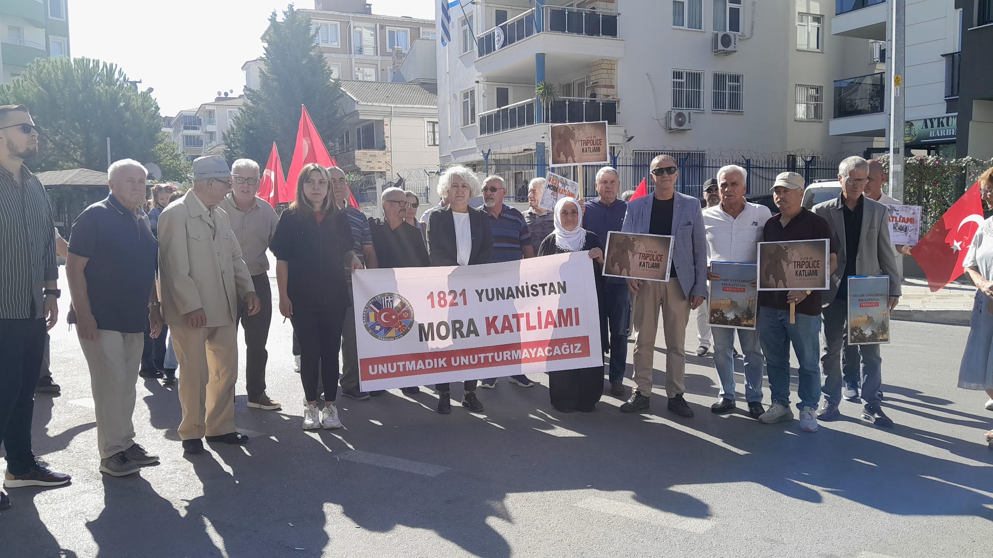 Yunanistan Konsolosluğuna siyah çelenk