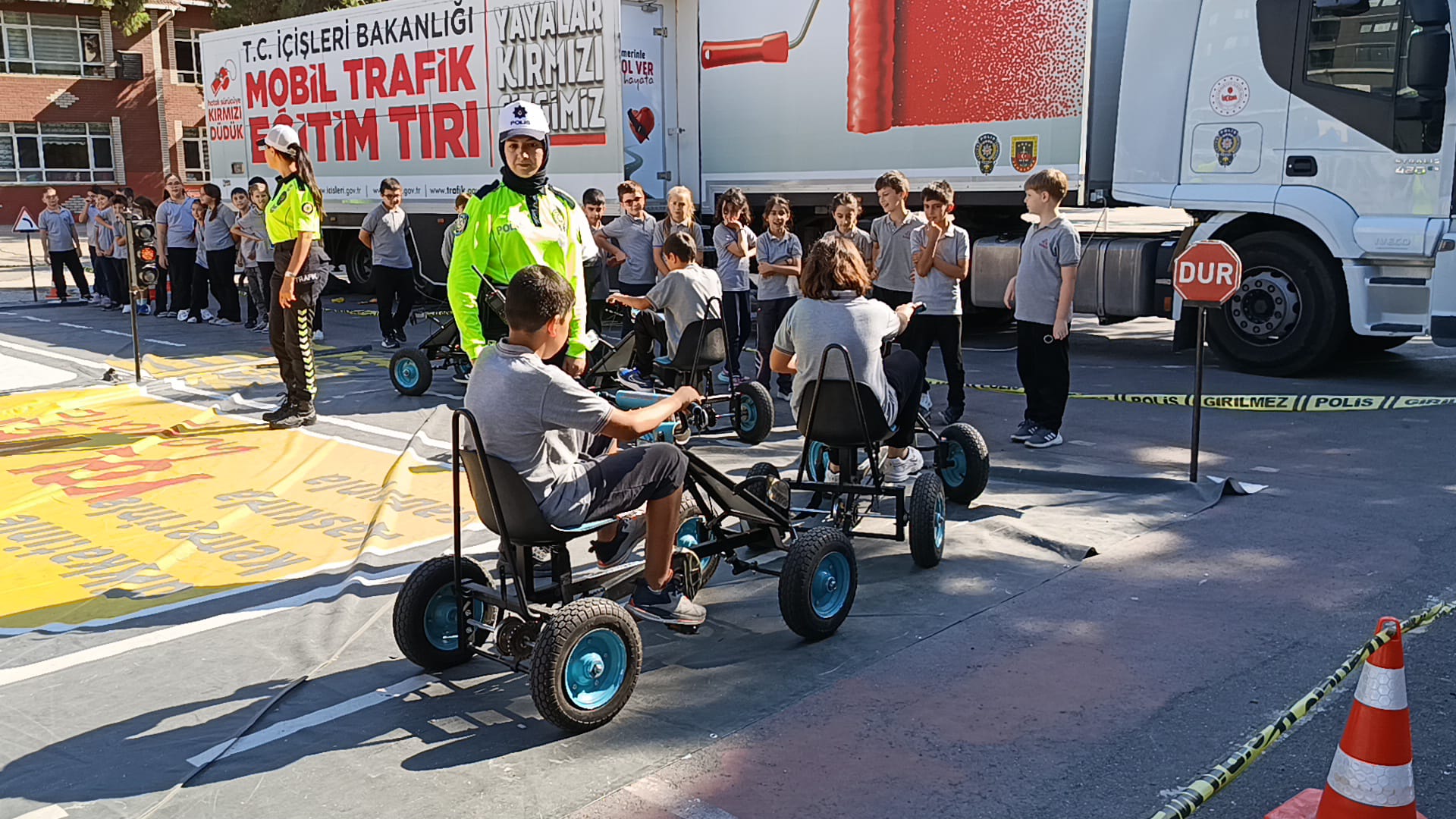 Trafik Eğitim TIR’ı miniklerle buluştu