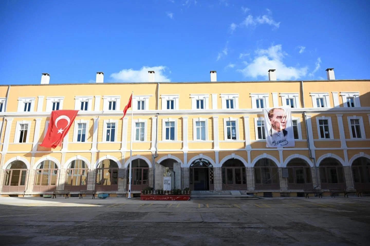 1. Murat Anadolu Lisesi'nin başarısında büyük artış