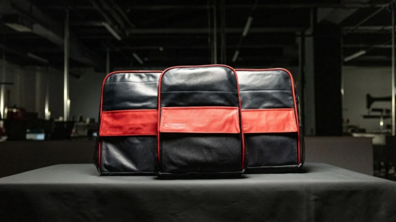 Uçak koltukları okul çantasına dönüştü