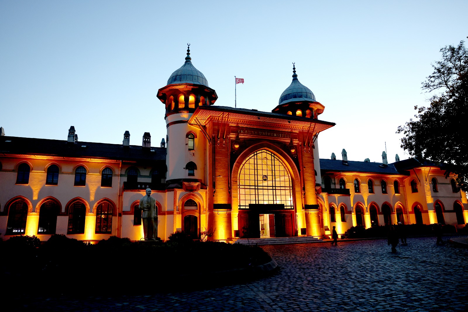 Karaağaç Tarihi Gar Binası aydınlatıldı