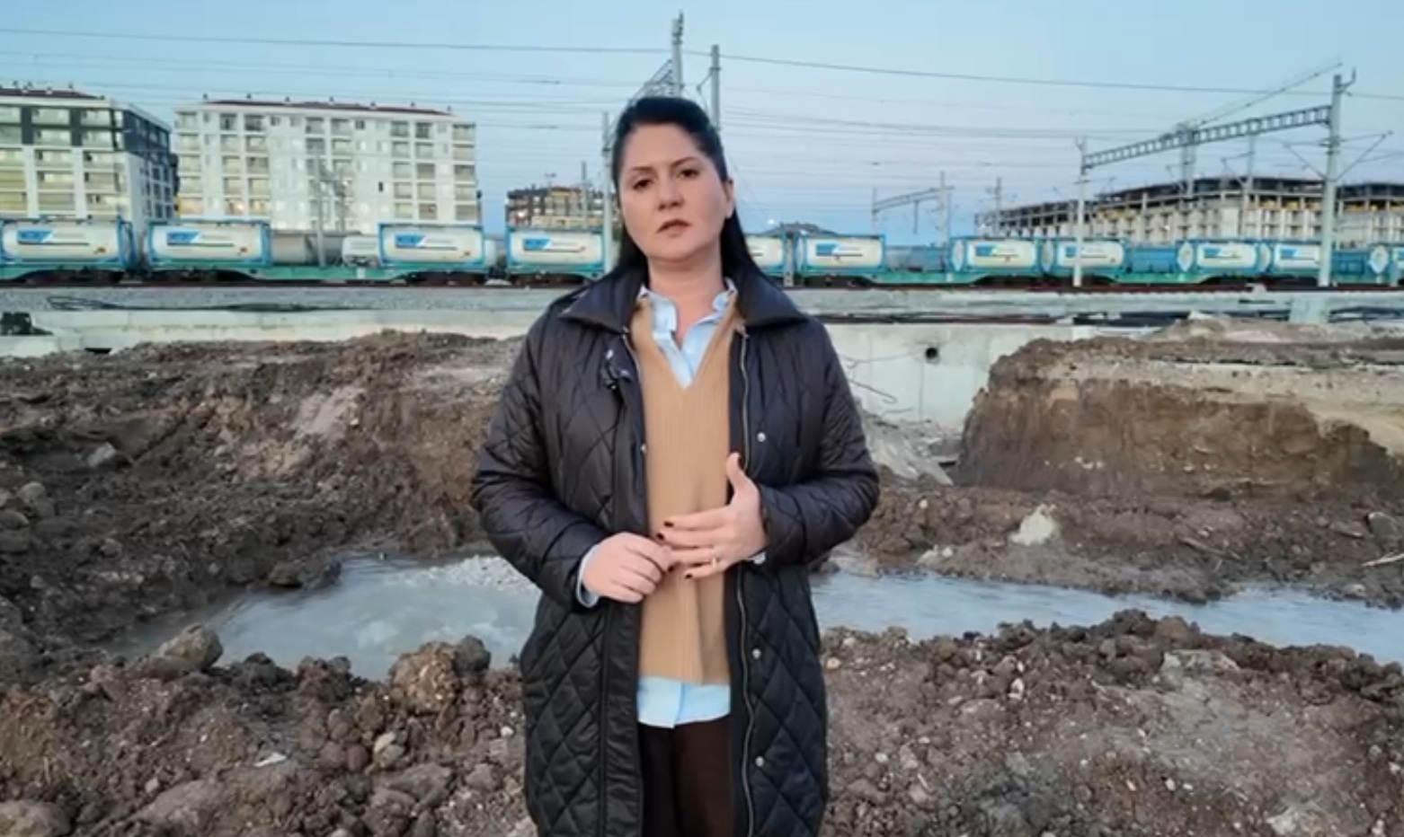 Tren istasyonu inşasında ana su hattı patladı!