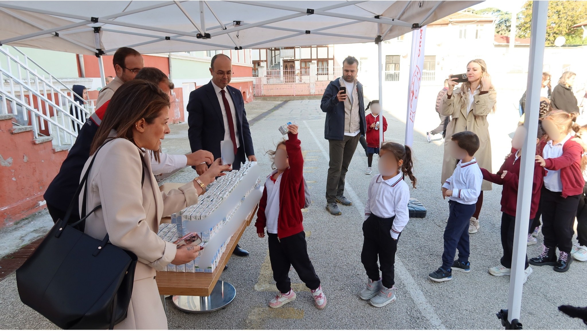 'Dünya Gıda Günü'nde öğrencilere süt ikramı