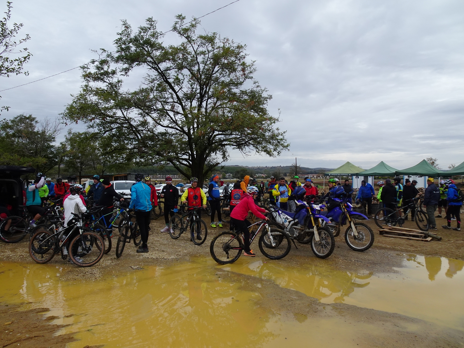 Pedallar yağmura rağmen döndü