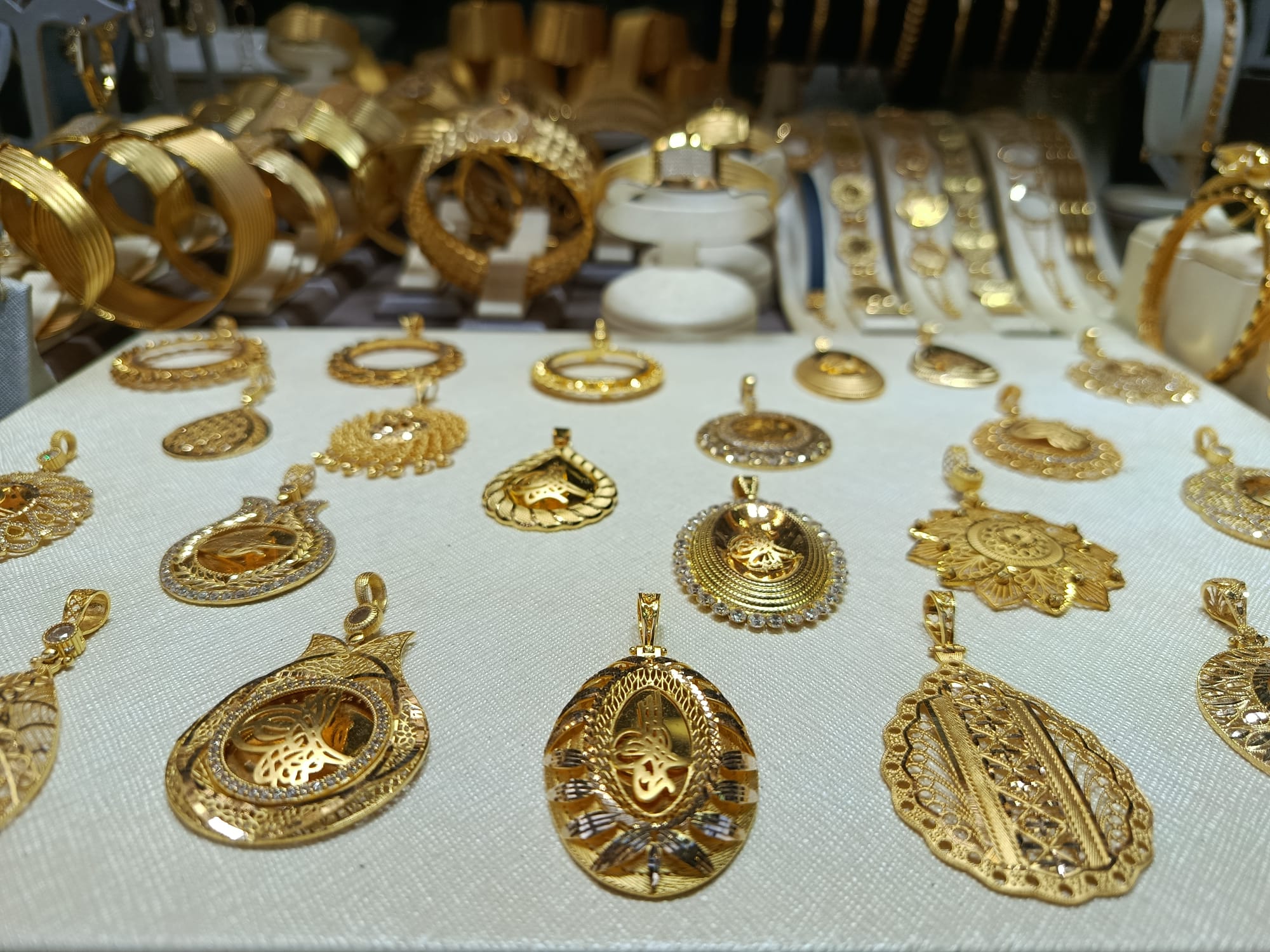 Altında keskin yükseliş