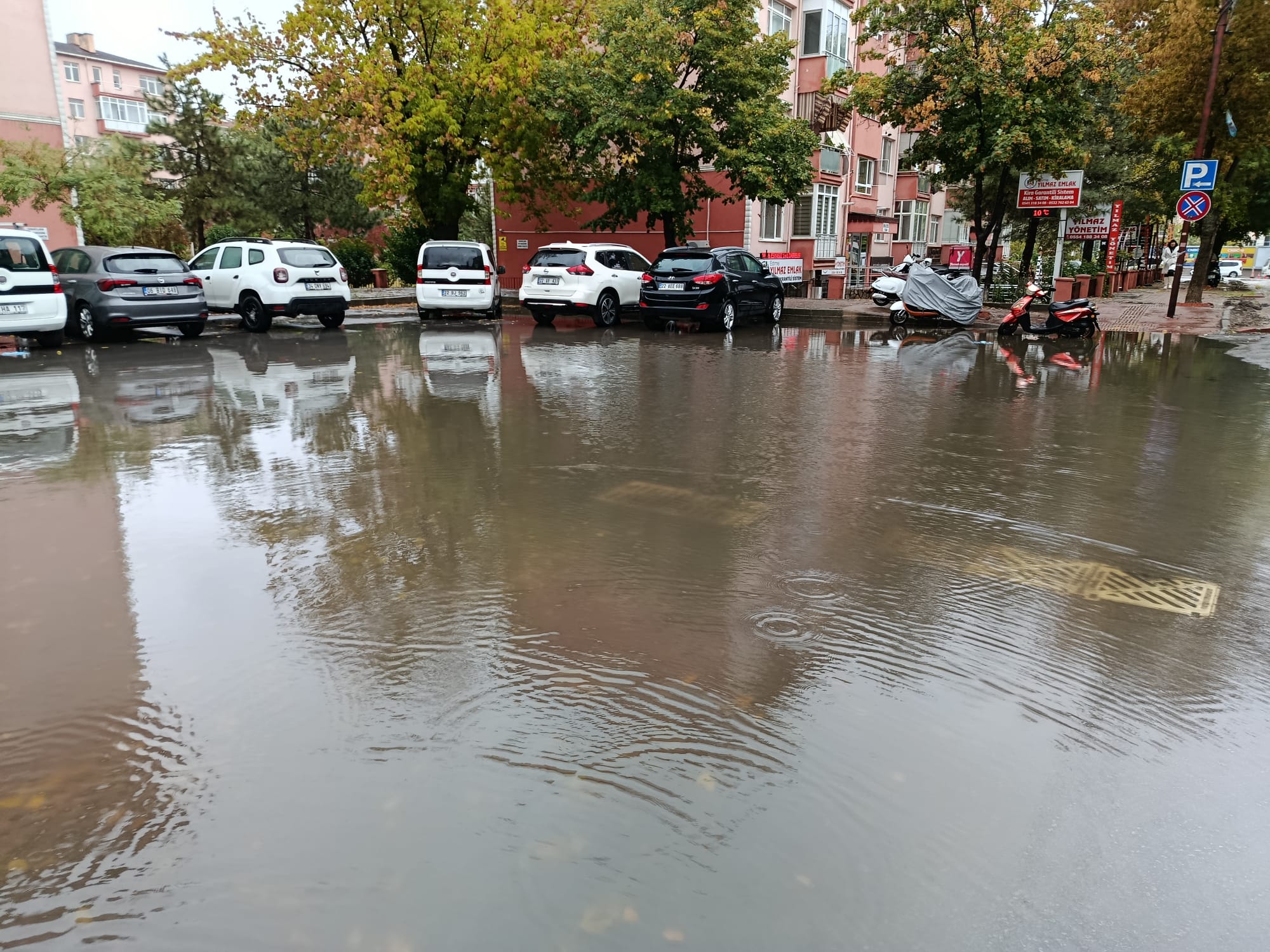 Tıkanan ızgara park yerini göle çevirdi