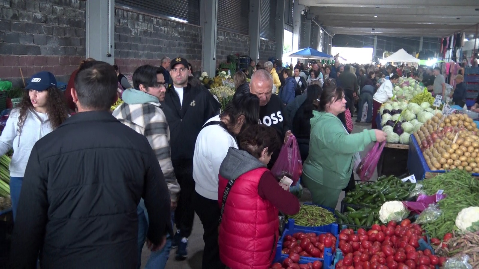 Cumartesi Pazarı'nda 'tarihi' kalabalık