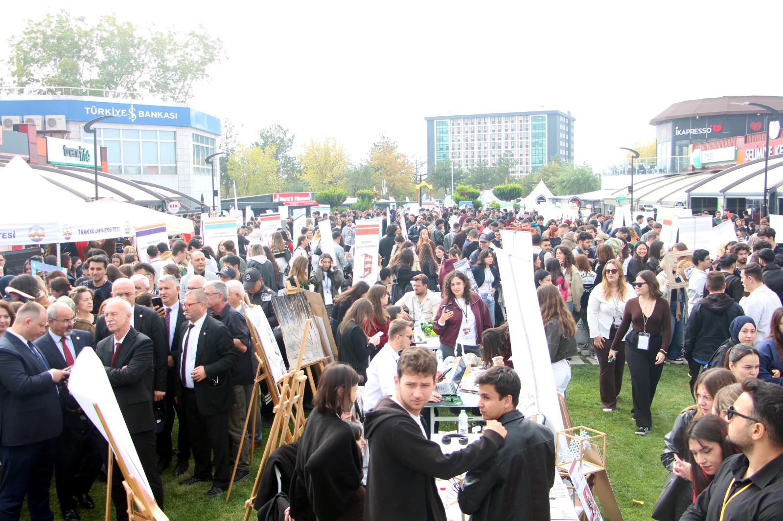 T.Ü.'de topluluklar için coşkulu tanıtım!