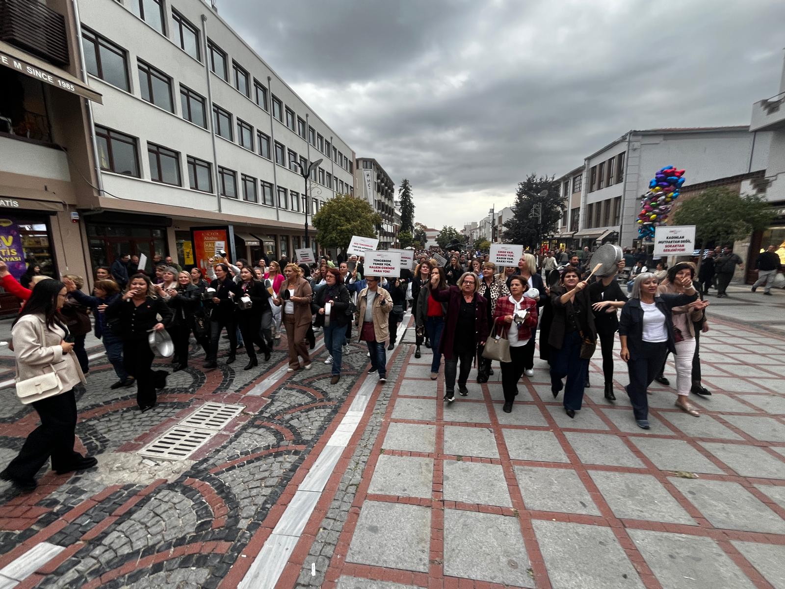 CHP'li kadınlardan 'boş tencereli' protesto